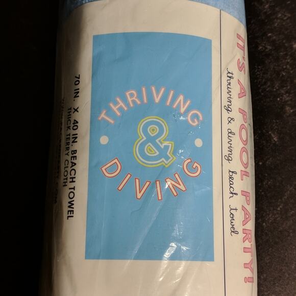 Packed Party Thriving & Diving Beach Towel - NIP - Picture 1 of 4